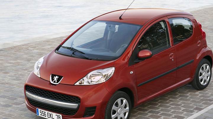 Peugeot 107 In Red Top Pose